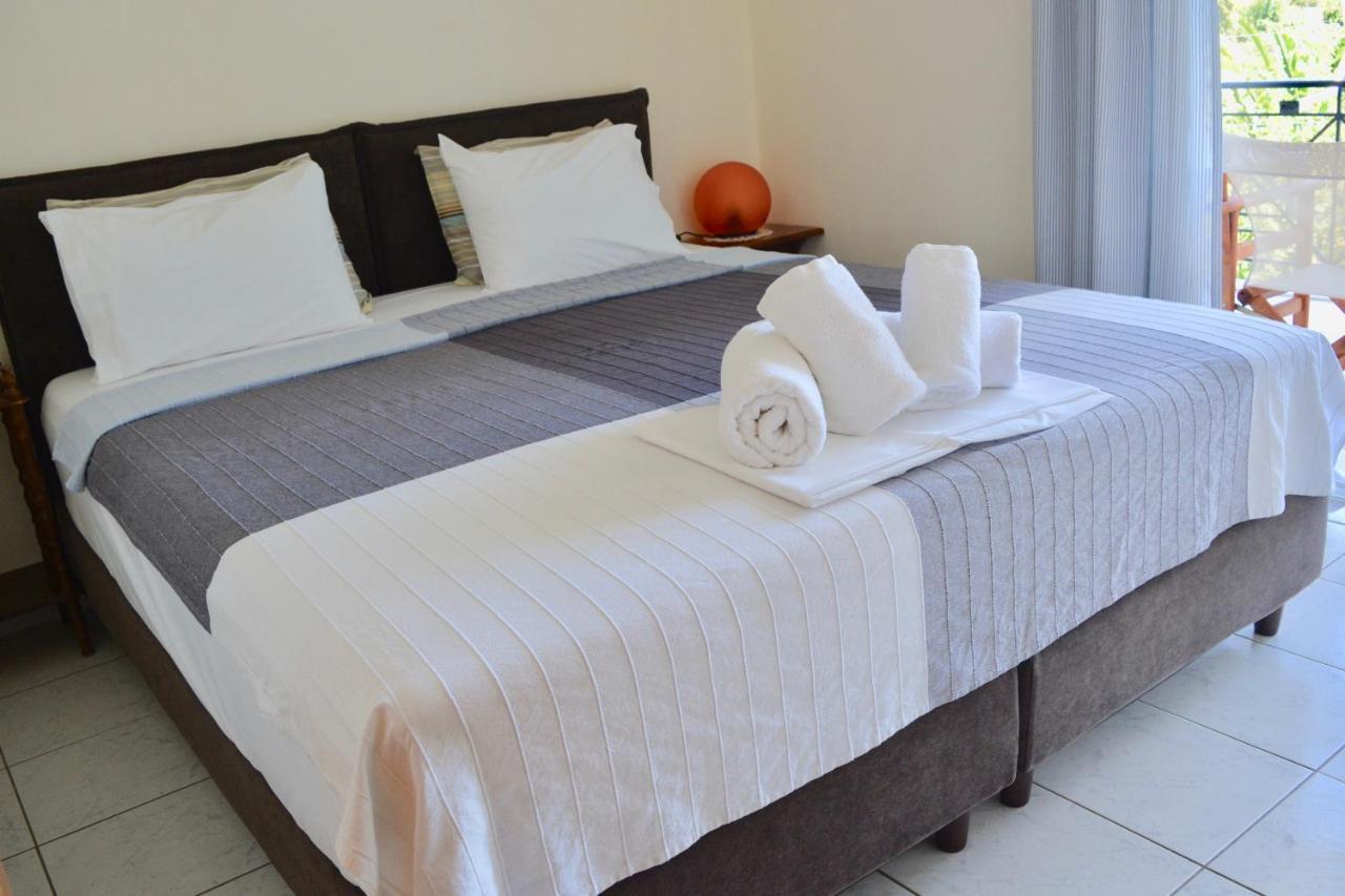 Troumpas Family Rooms & Apartments Leonídion Esterno foto