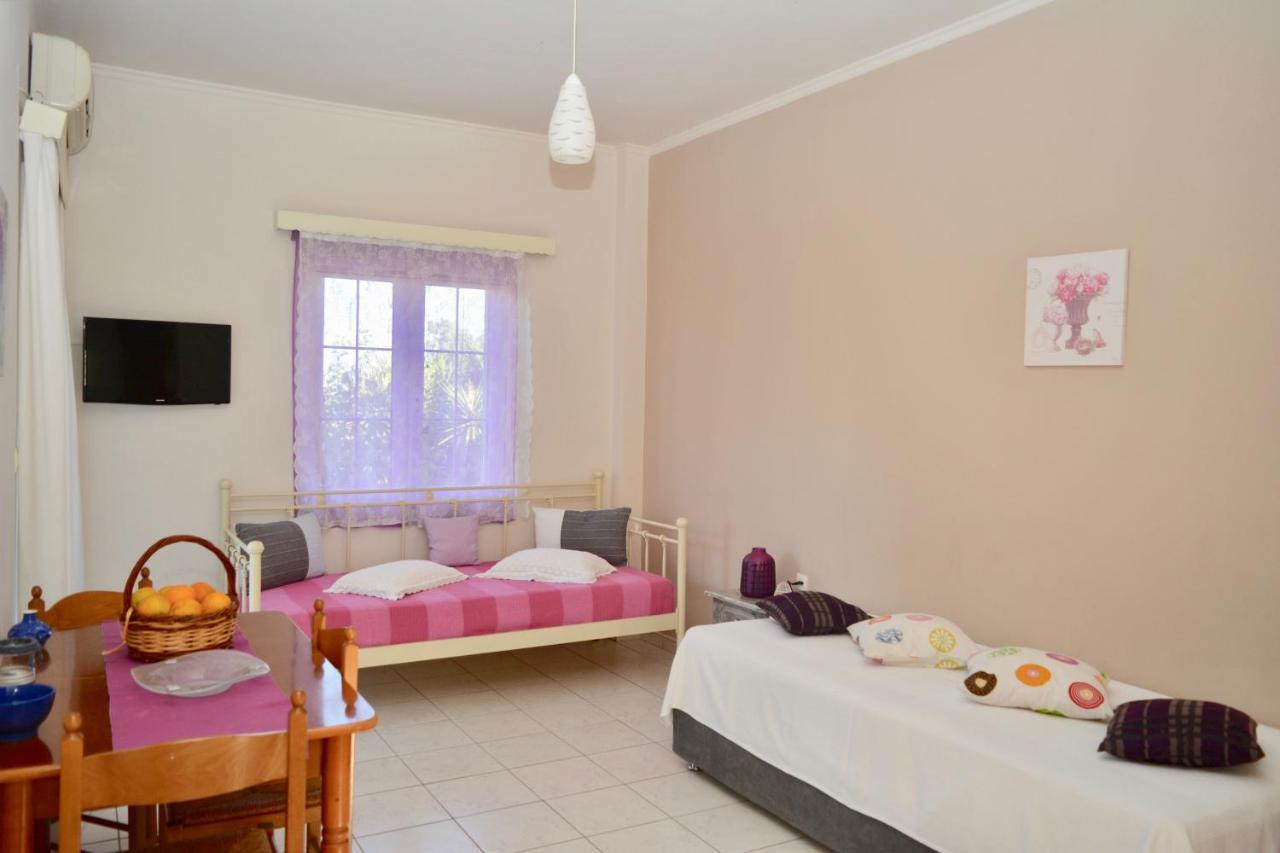 Troumpas Family Rooms & Apartments Leonídion Esterno foto