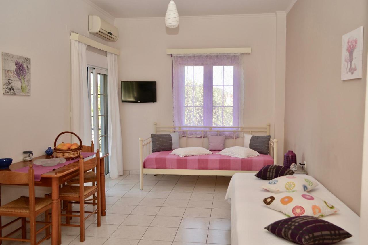 Troumpas Family Rooms & Apartments Leonídion Esterno foto