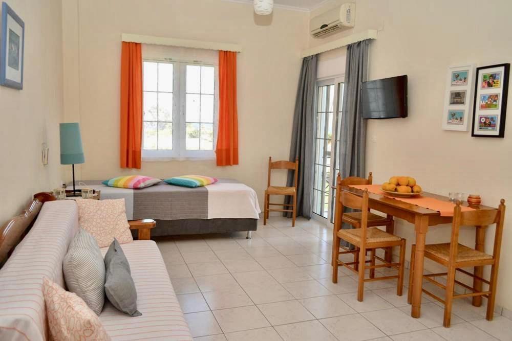 Troumpas Family Rooms & Apartments Leonídion Esterno foto