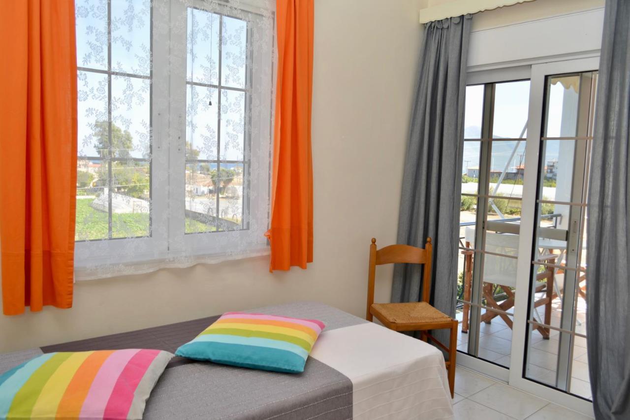 Troumpas Family Rooms & Apartments Leonídion Esterno foto