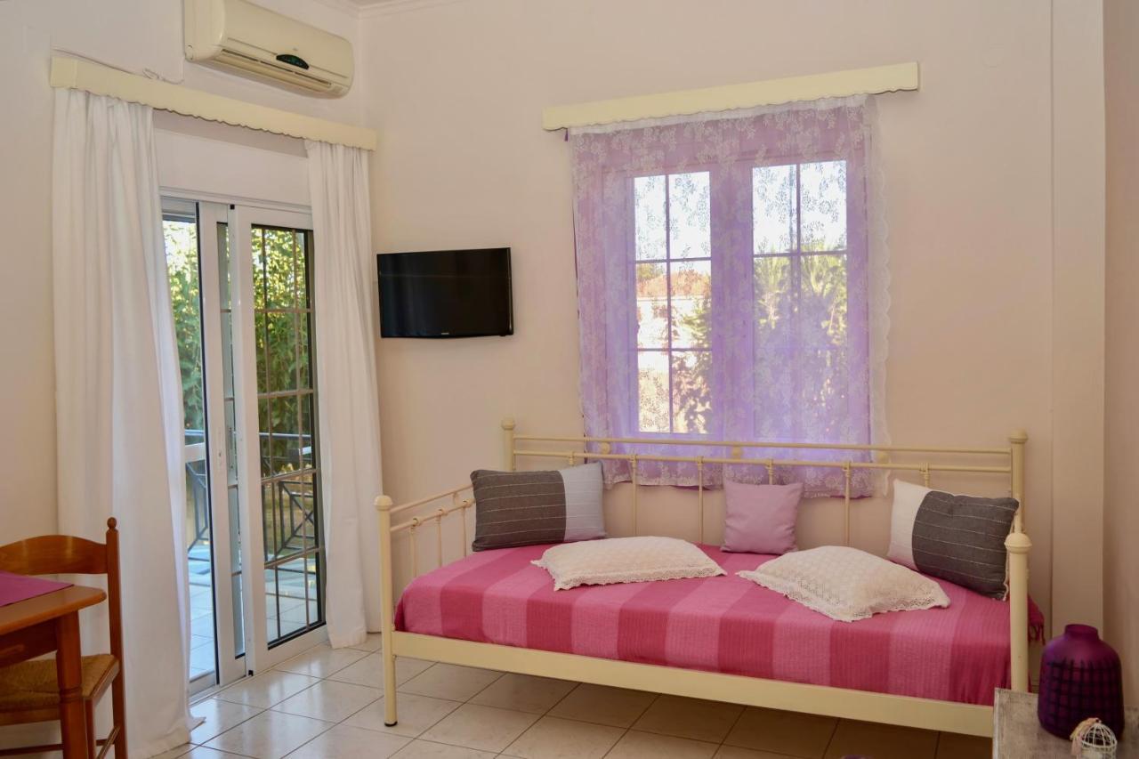 Troumpas Family Rooms & Apartments Leonídion Esterno foto