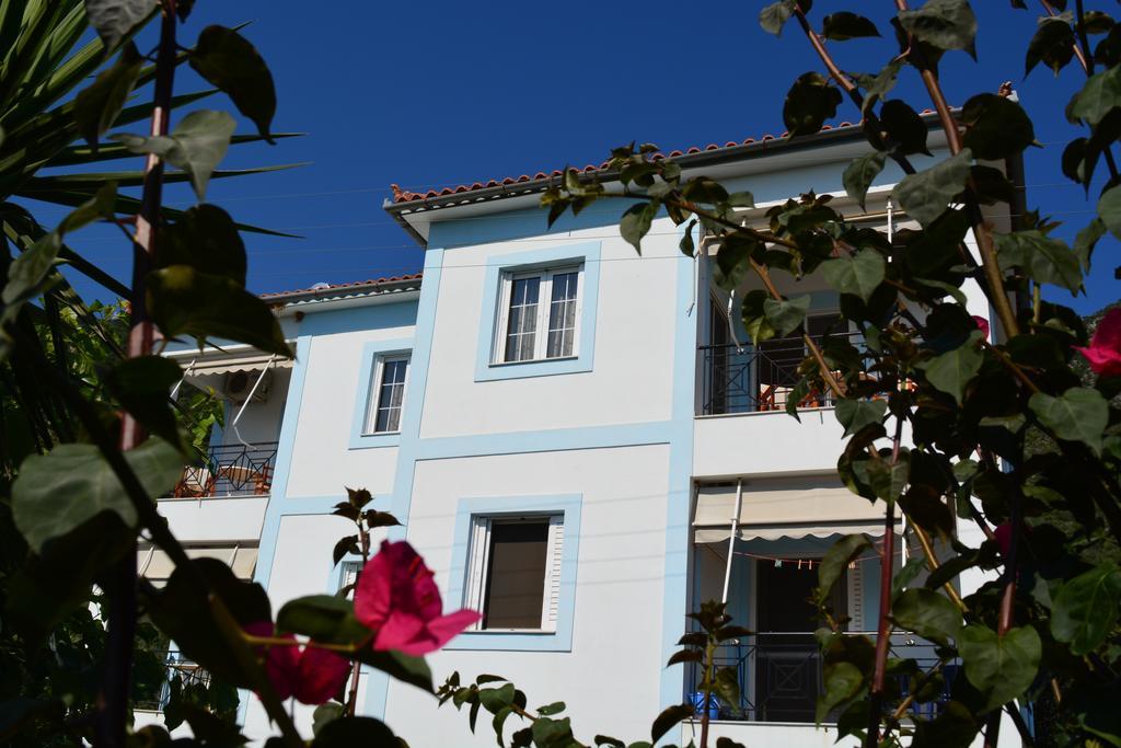 Troumpas Family Rooms & Apartments Leonídion Esterno foto