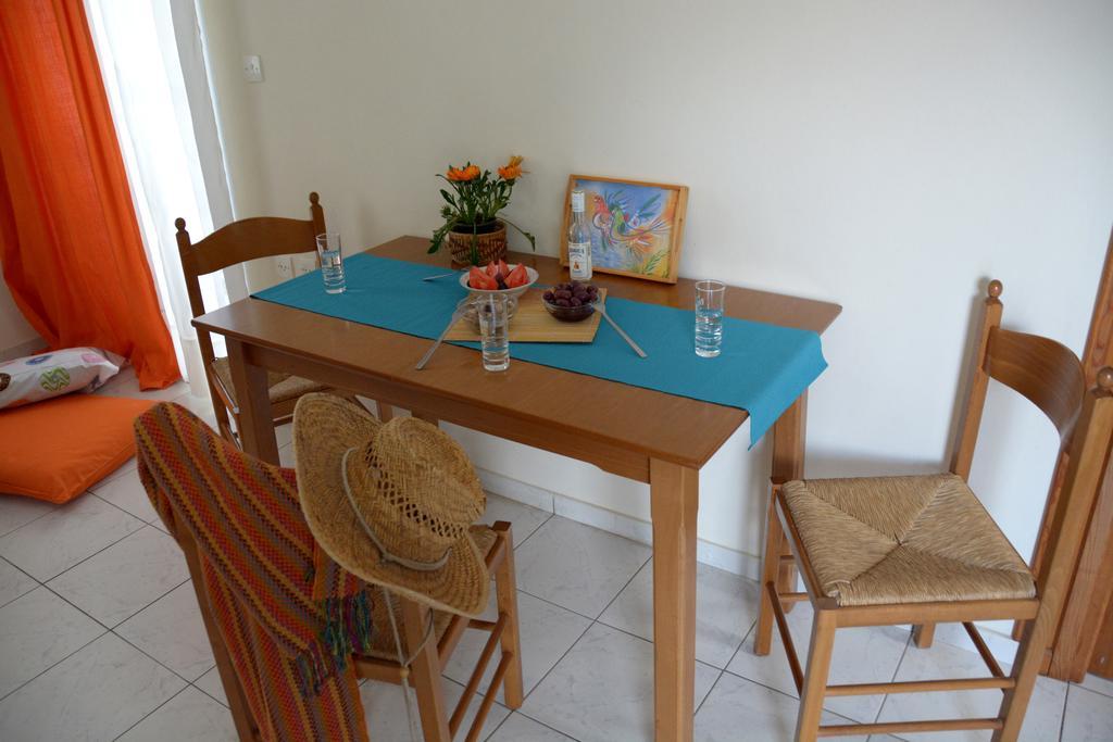 Troumpas Family Rooms & Apartments Leonídion Esterno foto
